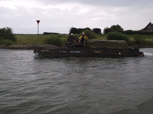 Club v. amfibivoertuigen op de IJssel.jpg